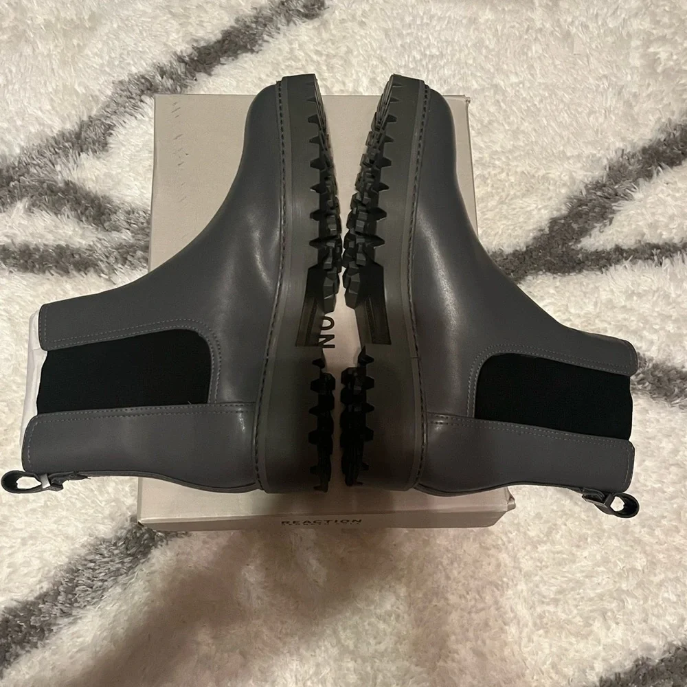NWT Kenneth Cole Chelsea Boots